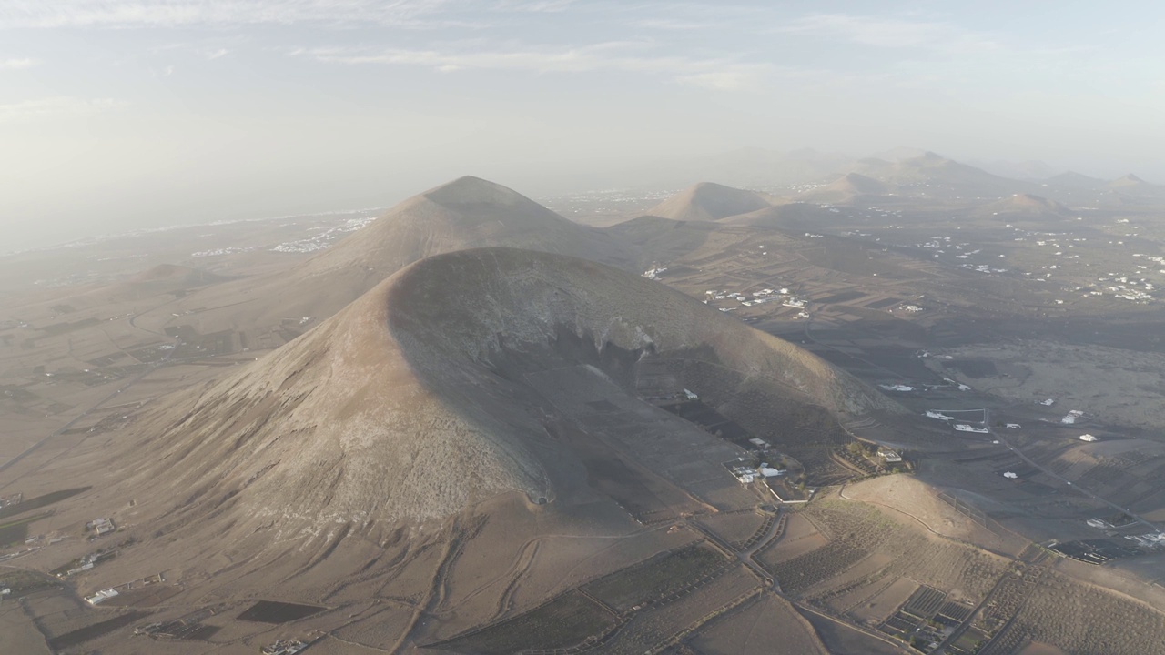 西班牙加那利群岛兰萨罗特岛火山形成的鸟瞰图。视频素材