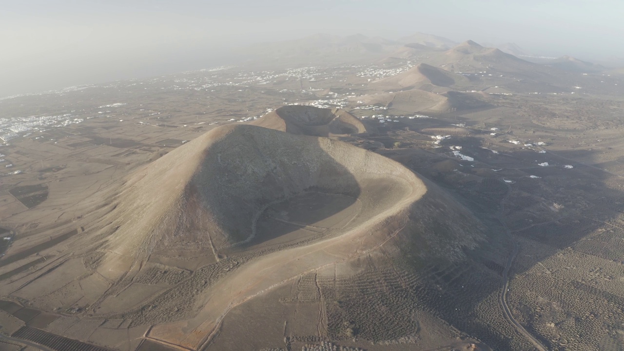 西班牙加那利群岛兰萨罗特岛火山形成的鸟瞰图。视频素材