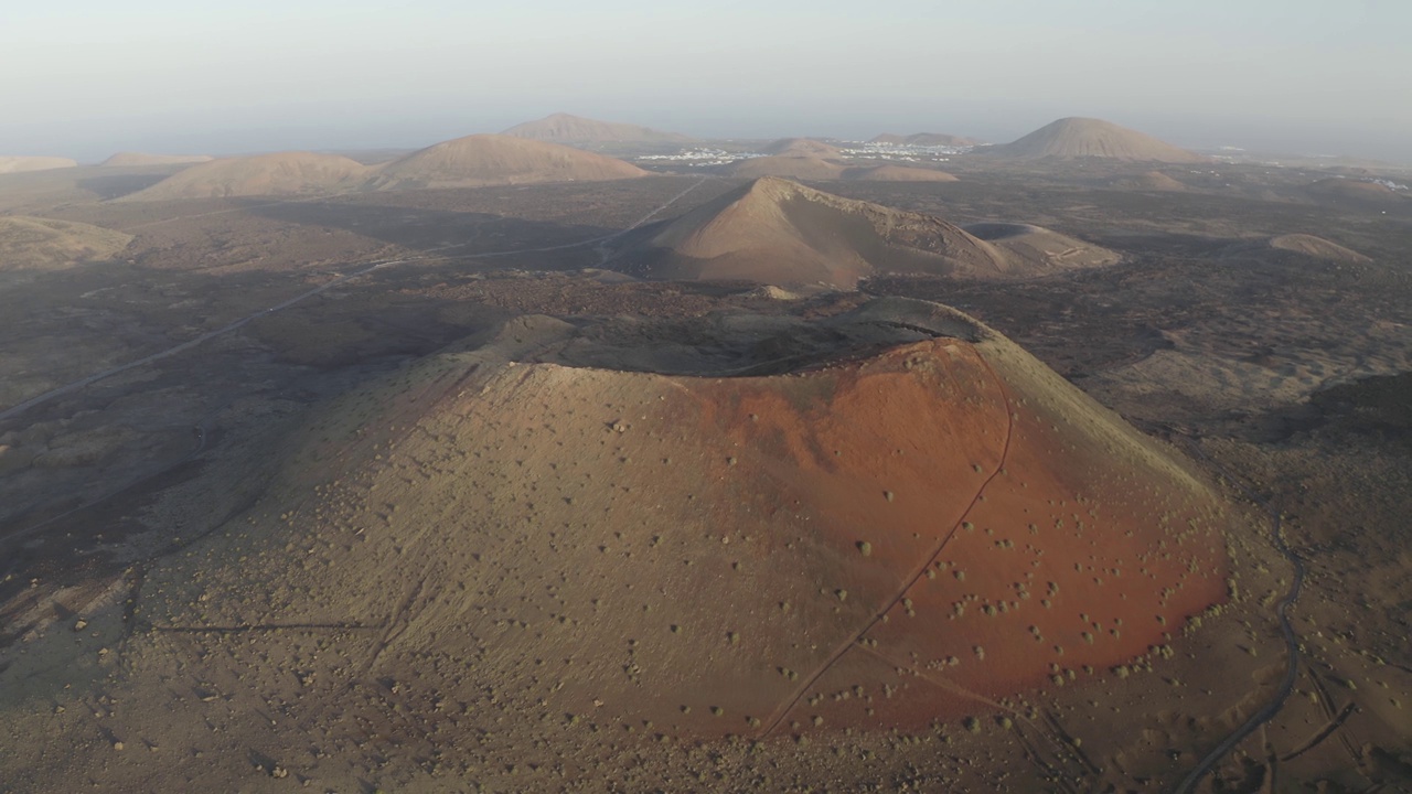 西班牙加那利群岛兰萨罗特岛火山形成的鸟瞰图。视频素材