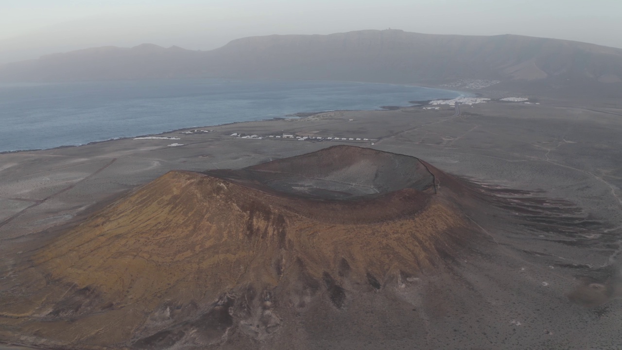 西班牙加那利群岛兰萨罗特岛火山形成的鸟瞰图。视频素材