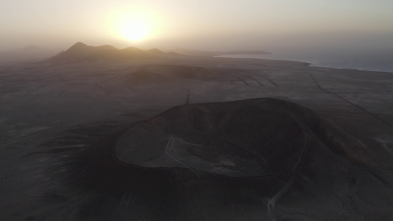 西班牙加那利群岛兰萨罗特岛火山形成的鸟瞰图。视频素材