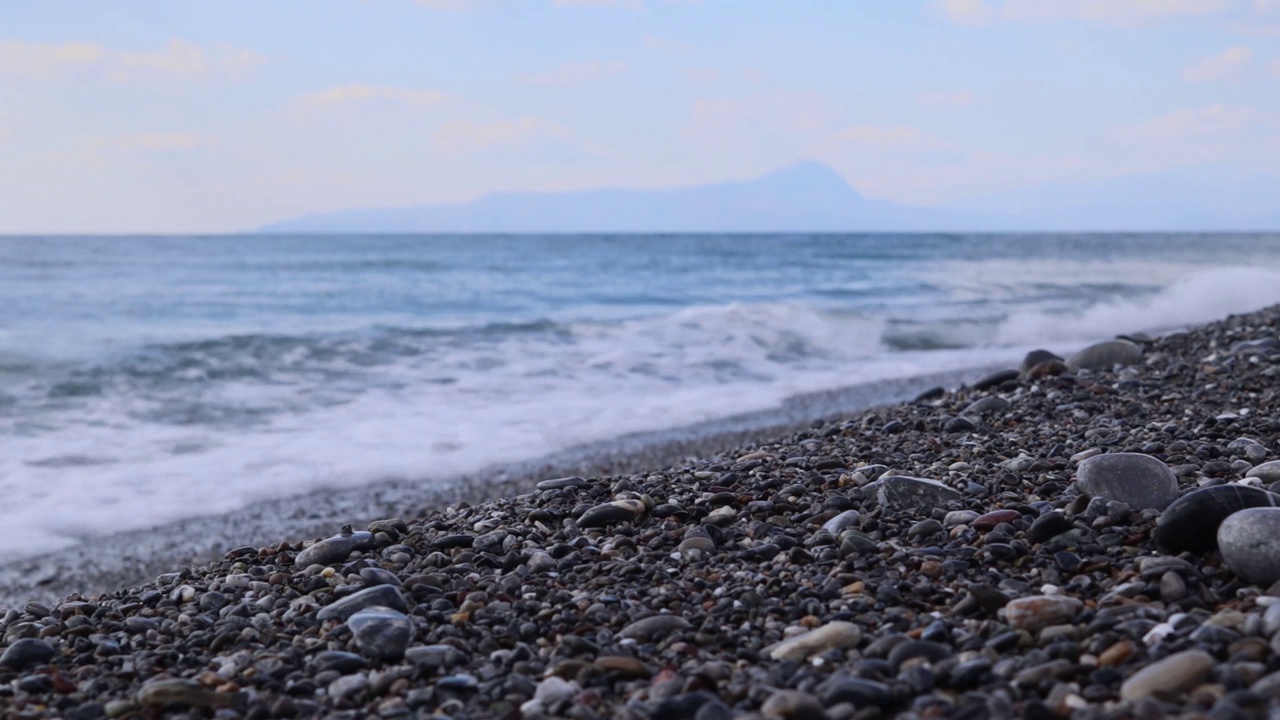 水的背景。热带海洋海滩上的海浪。视频素材