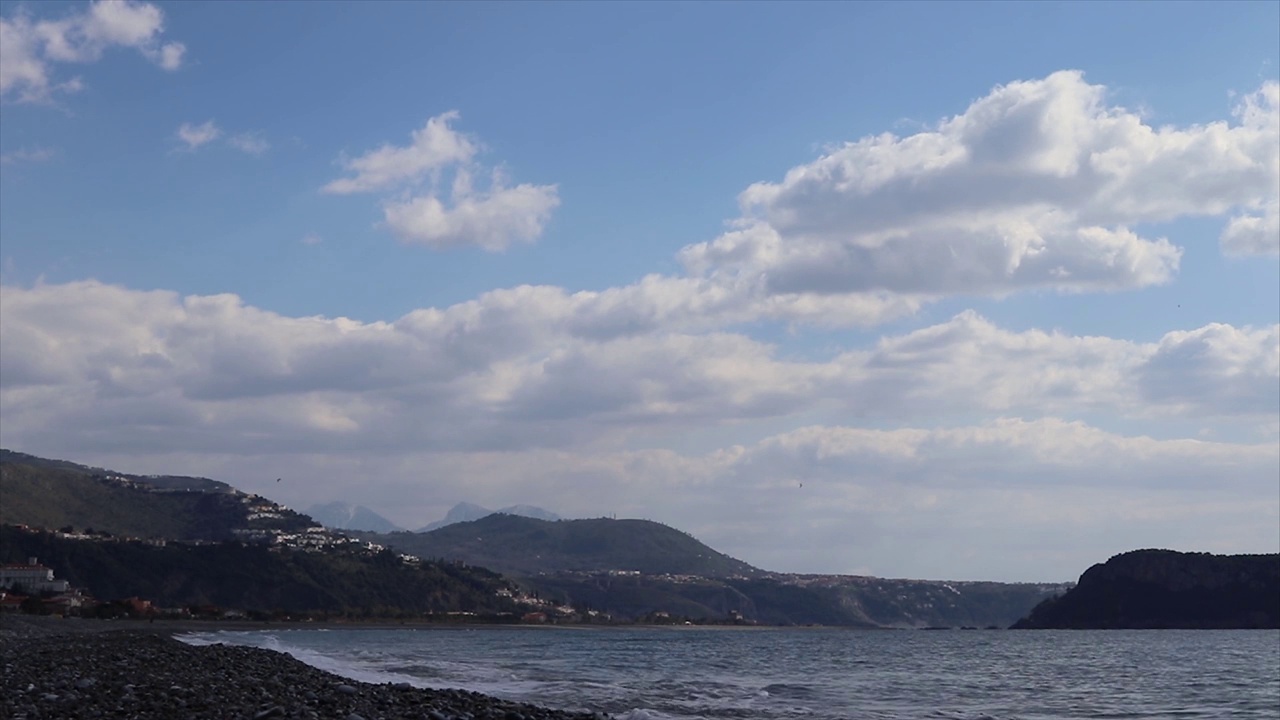 风景优美，有沙滩、碧海、青山。视频素材