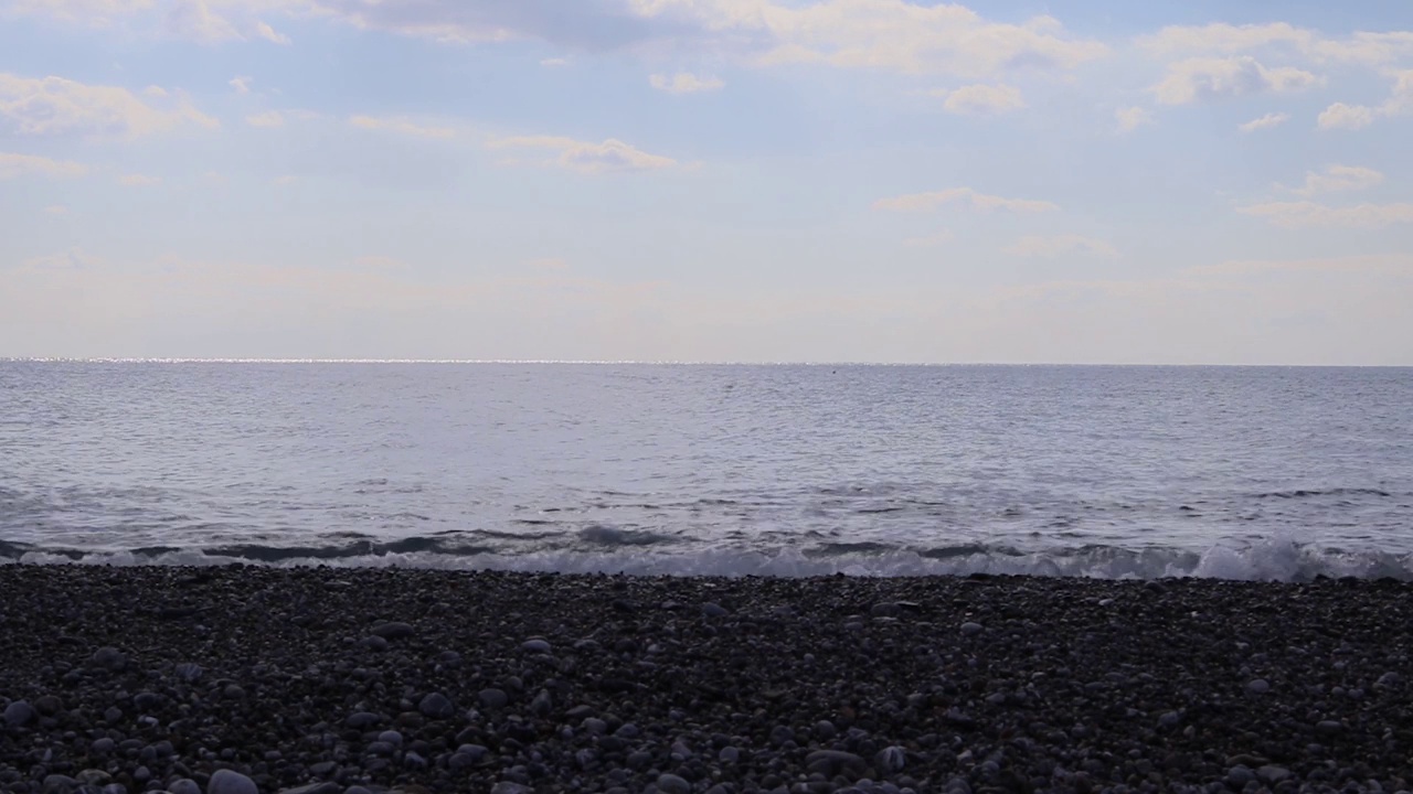 海滩波涛汹涌的海浪。水的背景。视频素材