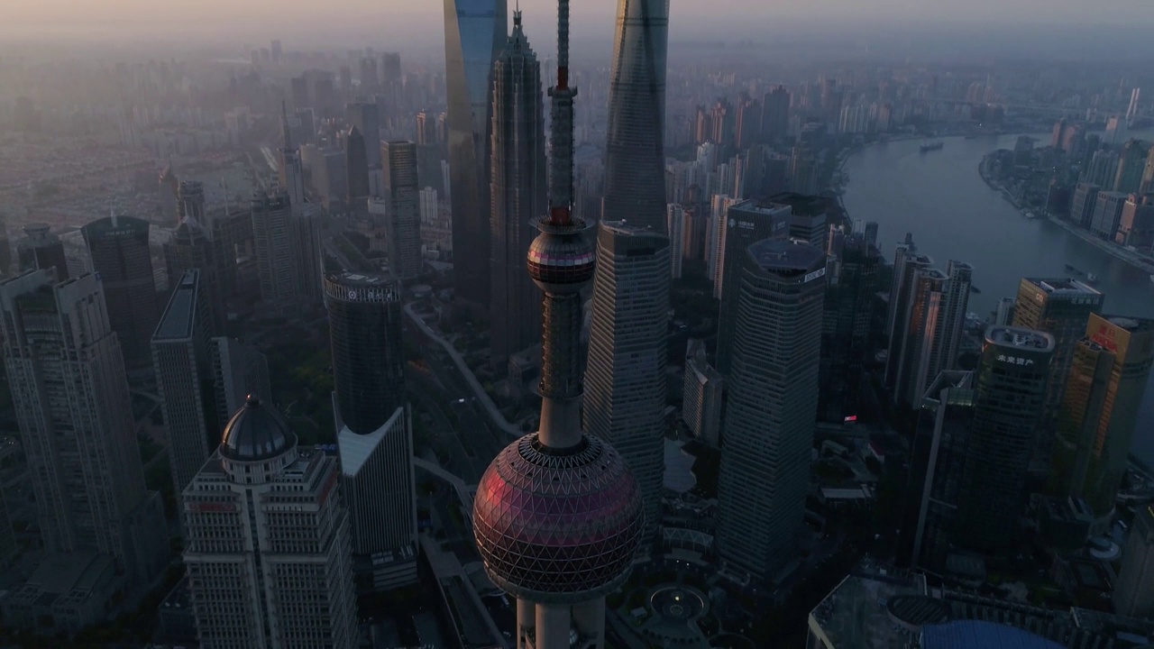 鸟瞰图上海日落时的地平线，中国。视频素材