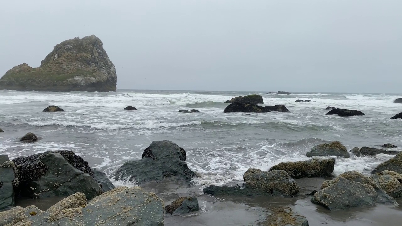 岩石海洋，海边平移运动视频雾，雾和薄雾视频下载