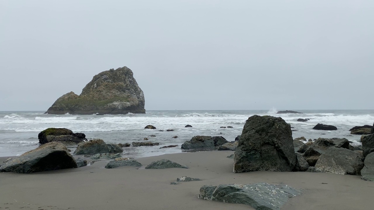 海岸线、海边、海洋、岩石岛在雾中、雾中伴随着海浪视频下载