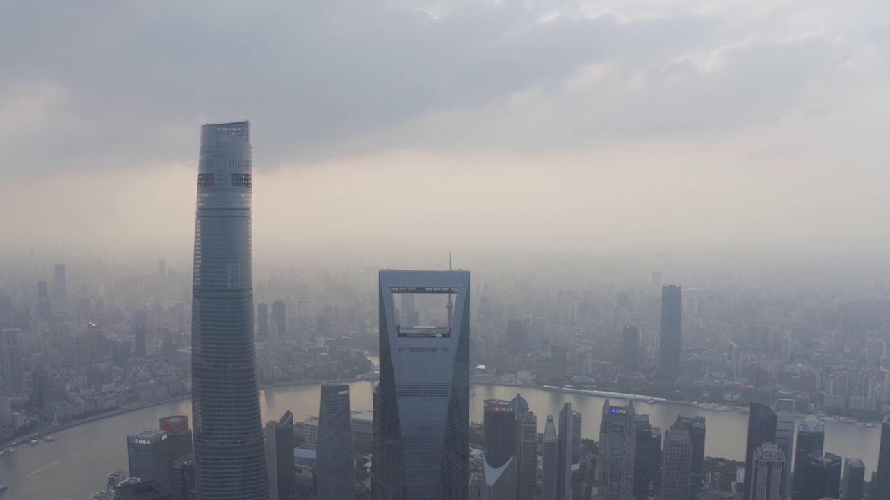 鸟瞰图上海日落时的地平线，中国。视频素材