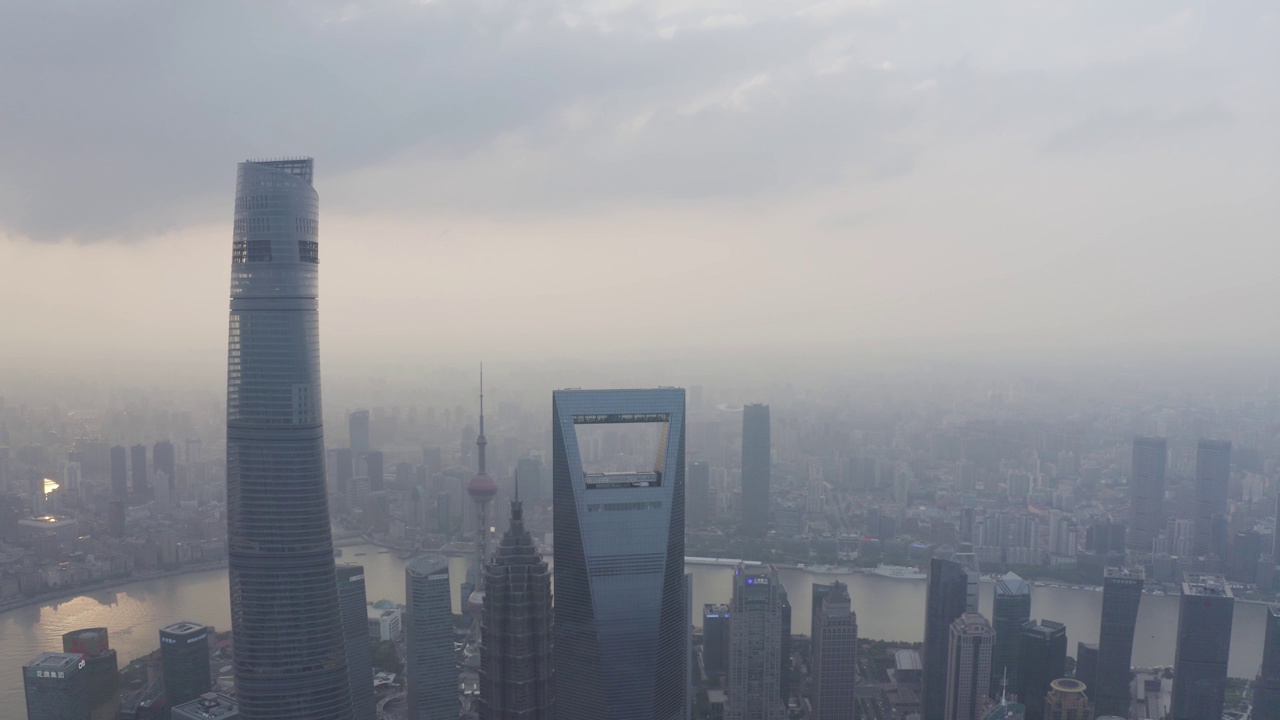 鸟瞰图上海日落时的地平线，中国。视频素材