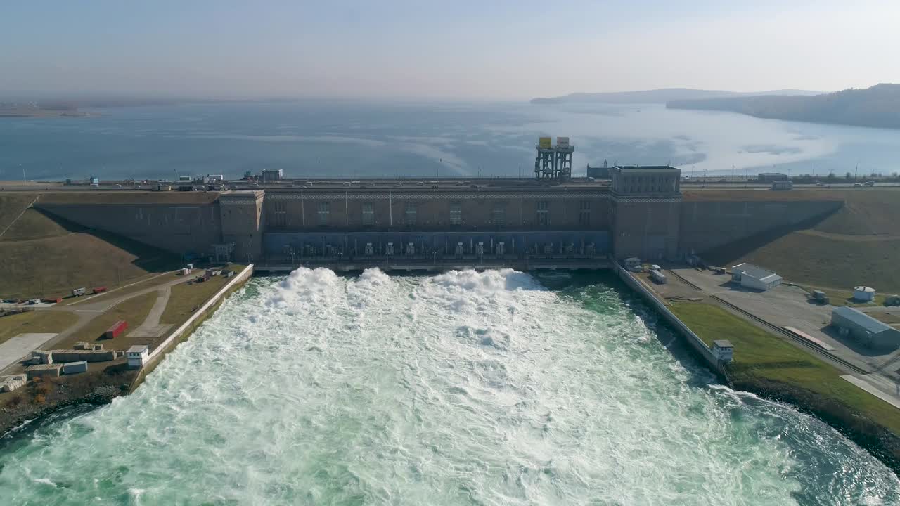 水力发电大坝，水流通过闸门，无人机视图。视频素材