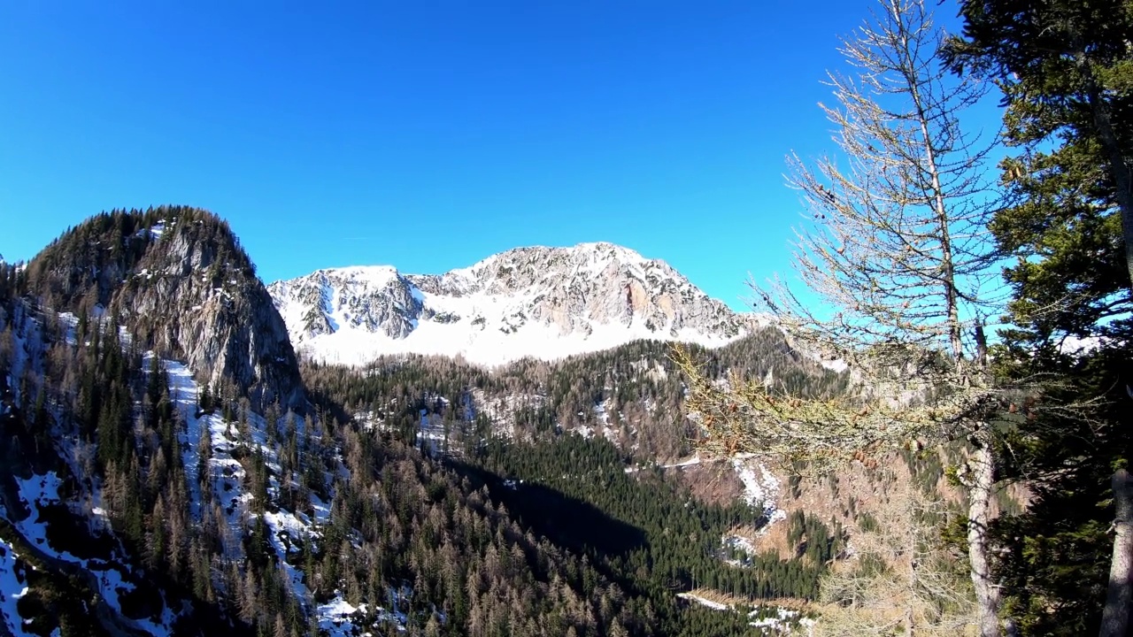 奥地利阿尔卑斯山脉卡林西亚卡拉万克斯雪山的全景。看着高高的高山山峰Hochstuhl(Stol)和Kosiak。早春徒步旅行。冬季仙境视频素材