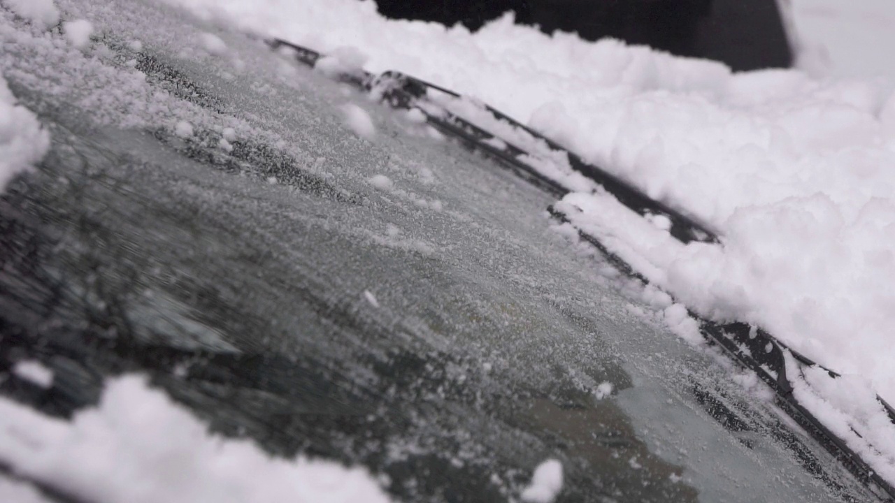 汽车刮水器在冬天扫雪视频素材