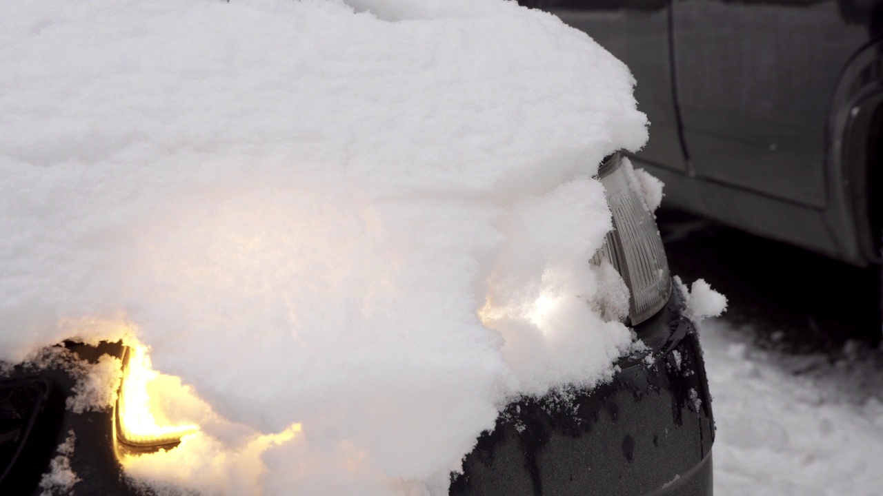 汽车前照灯在冬天下雪的时候视频素材