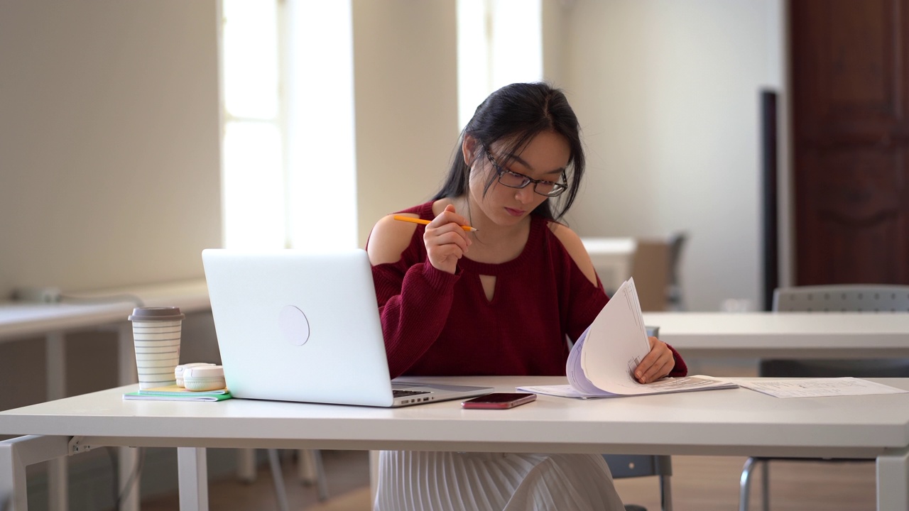 集中亚洲女生在大学阅览室准备考试或做作业视频素材