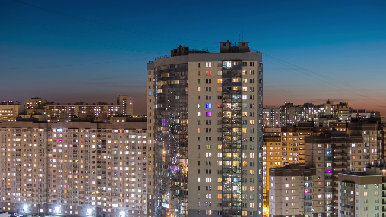 夜晚的城市，住宅建筑的窗户上的灯光照明视频素材