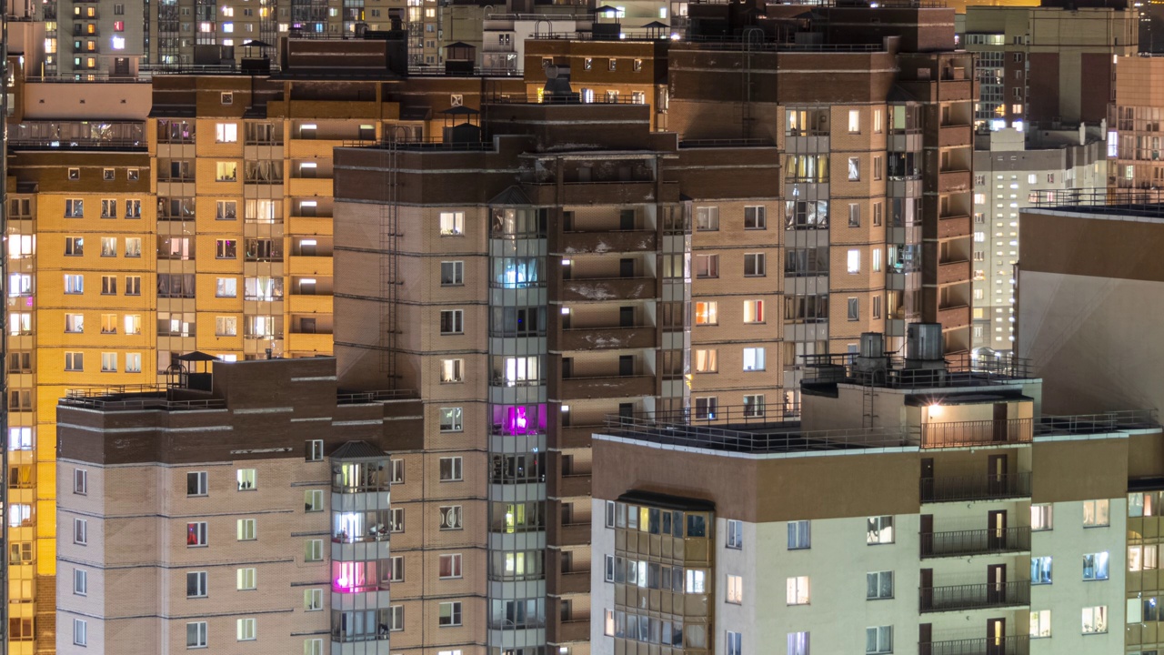 夜晚的城市，住宅建筑的窗户上的灯光照明视频素材