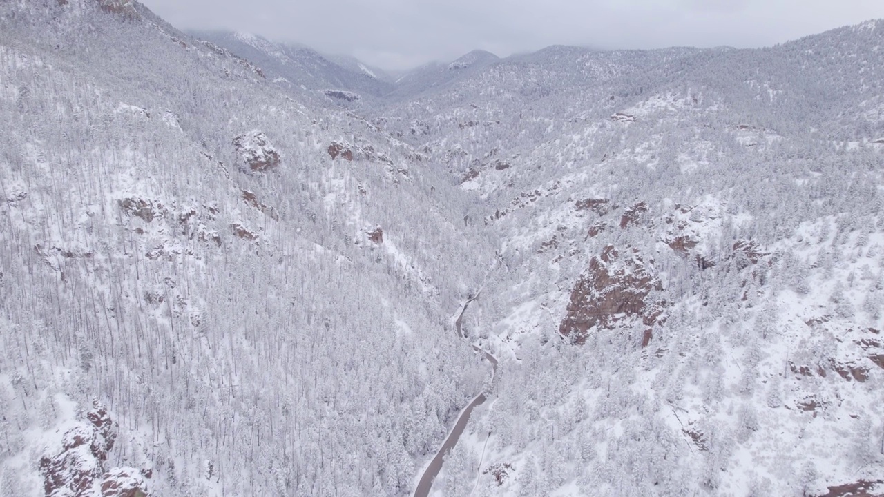 冬季山地森林无人机镜头4K视频素材