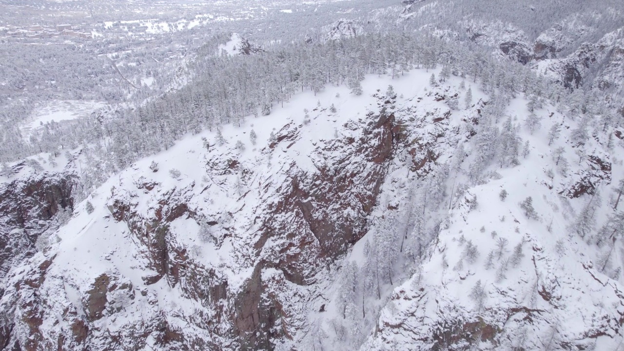 冬季山地森林无人机镜头4K视频素材