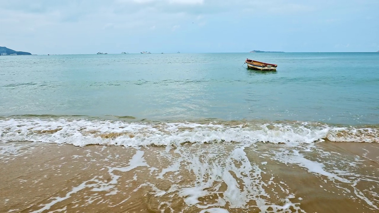 海南波涛翻滚的白色泡沫视频素材