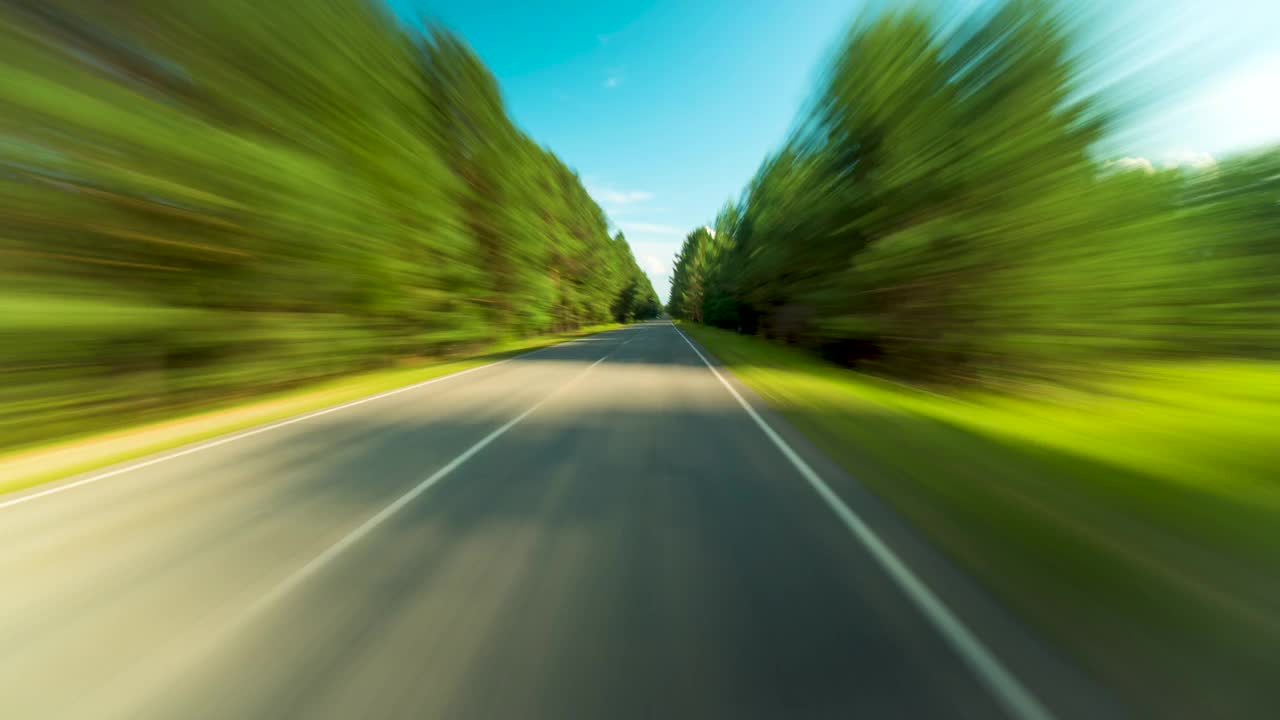 4K视点Hyperlapse延时汽车驾驶通过乡村道路。视频素材