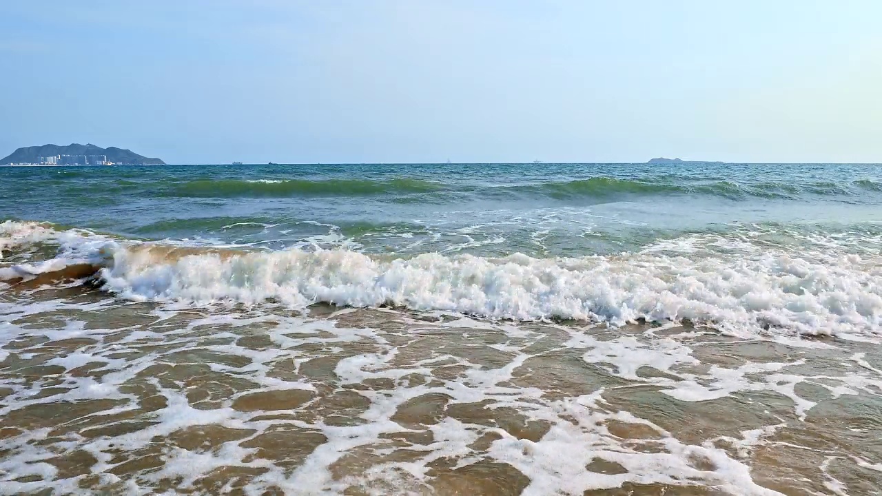 海南波涛翻滚的白色泡沫视频素材