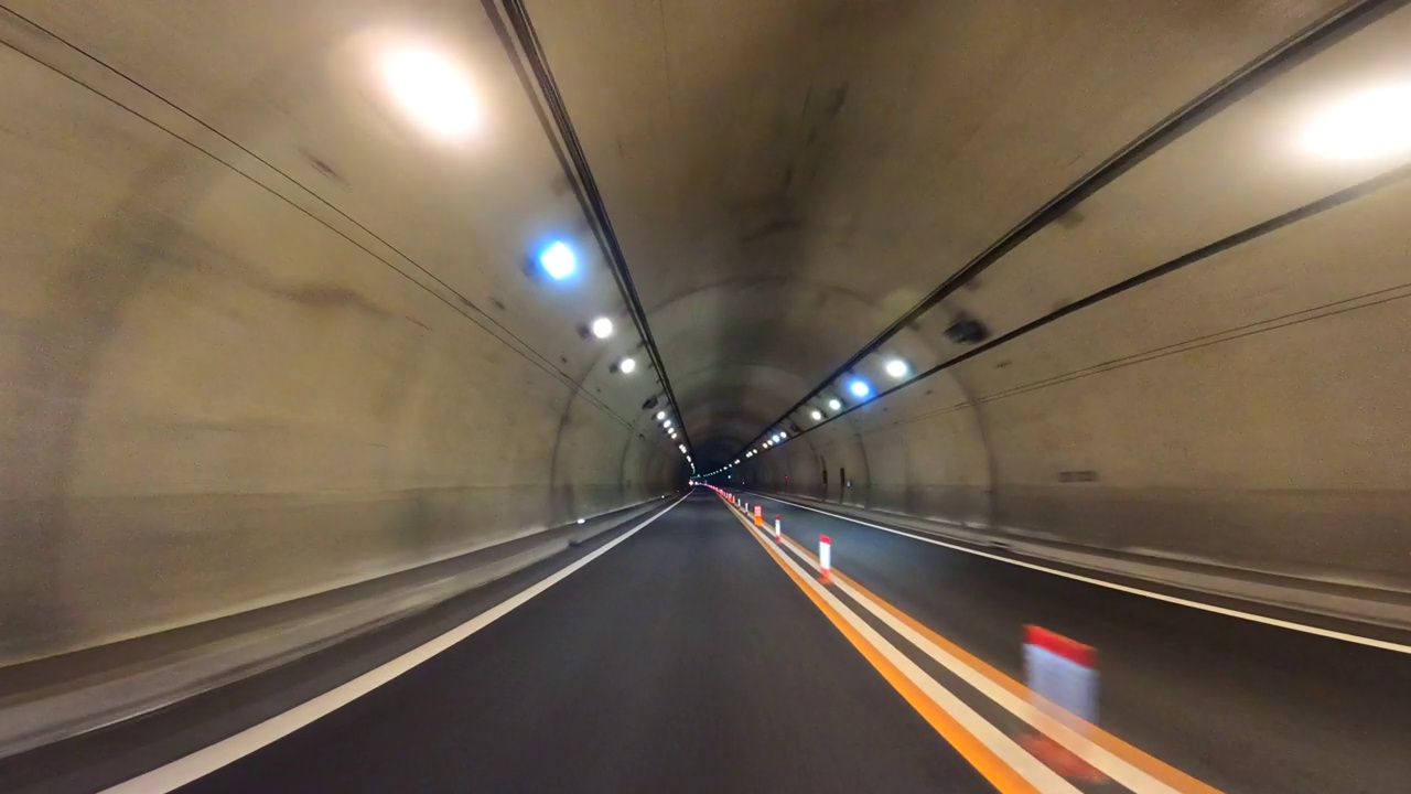 开车穿过公路隧道。视频素材