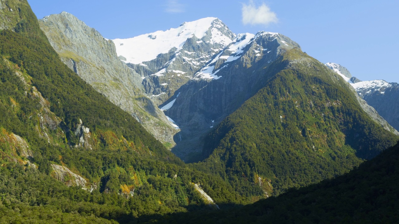 通往阿斯帕灵山国家公园的河流视频素材