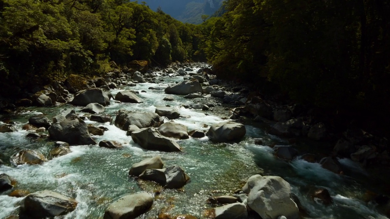 通往阿斯帕灵山国家公园的河流视频素材