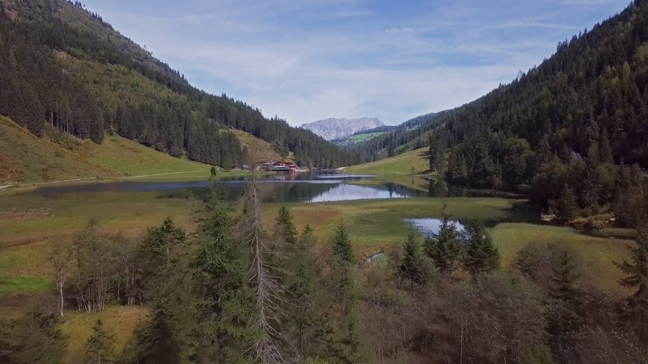 飞越Schladming Tauern山脉中遥远的Steirischer Bodensee湖。Schladming-Dachstein,奥地利。视频素材