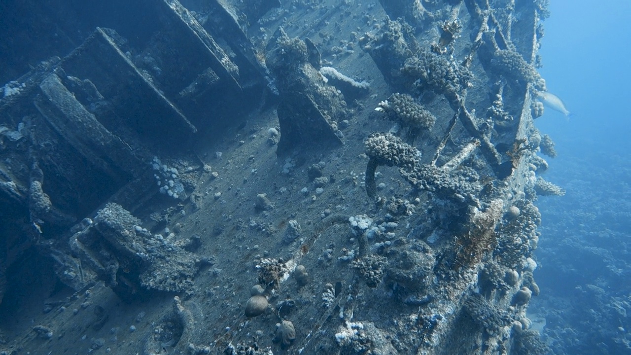 沉船在海床上视频素材