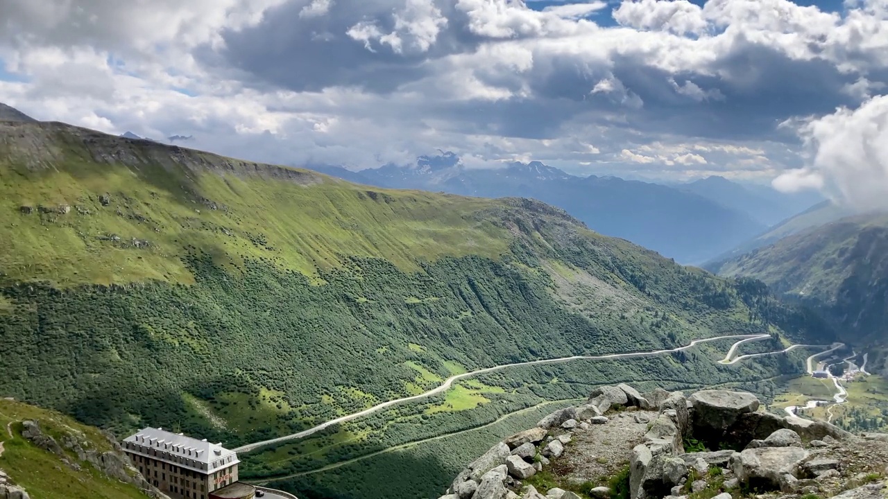 时间推移俯瞰富尔卡山口和瑞士阿尔卑斯山的山口道路视频素材