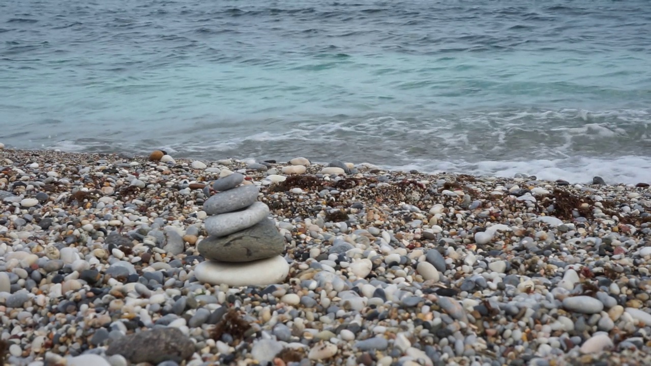 清澈的海浪拍打着海岸视频下载