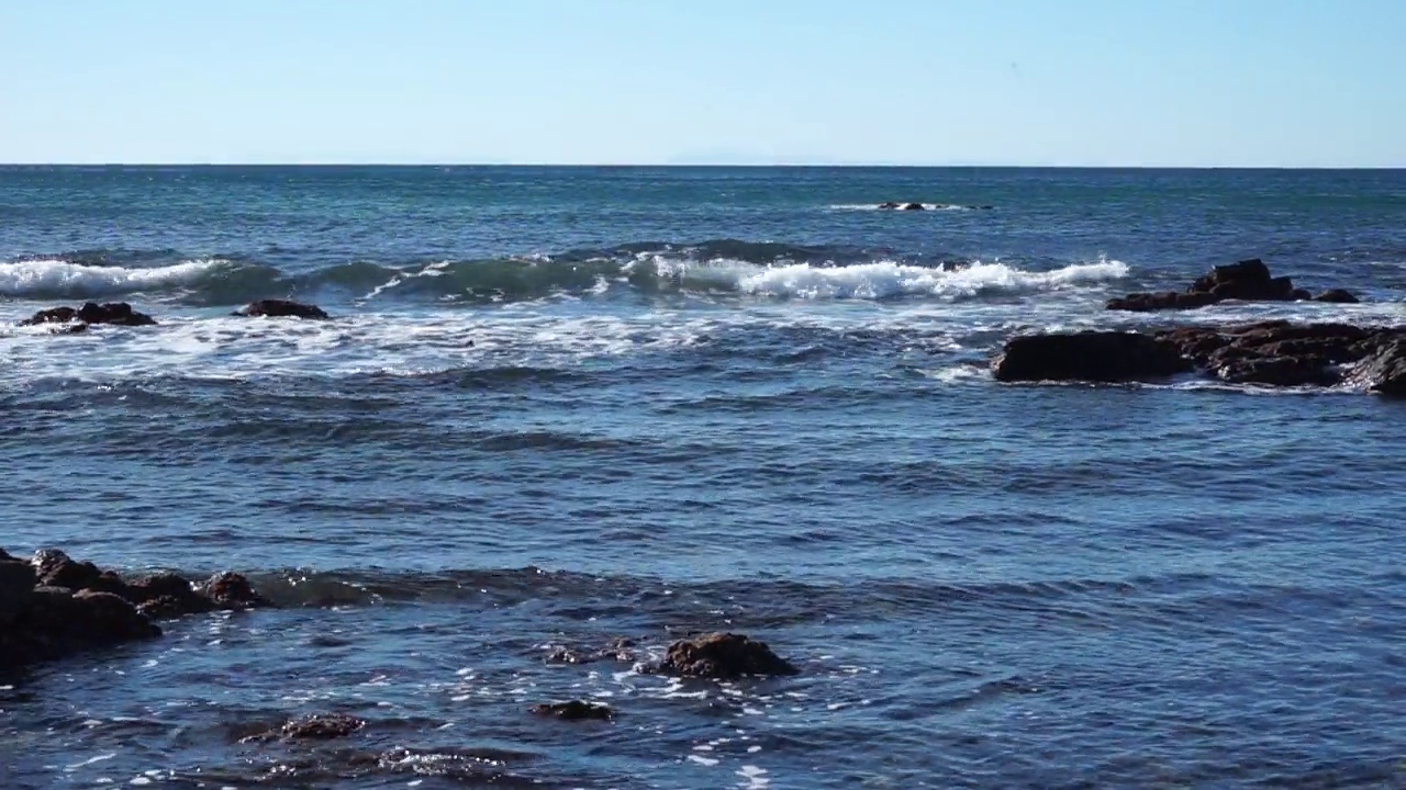 清澈的海浪拍打着海岸视频素材