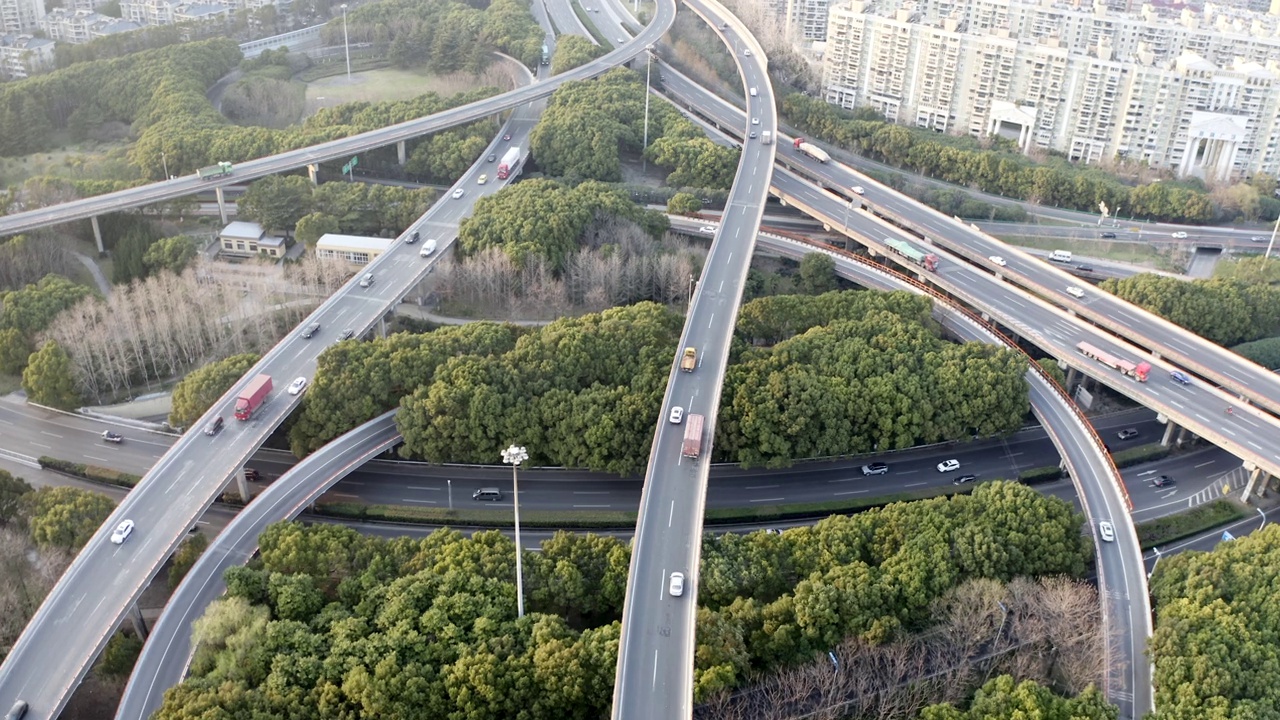 无人机拍摄的上海现代道路系统的镜头视频素材