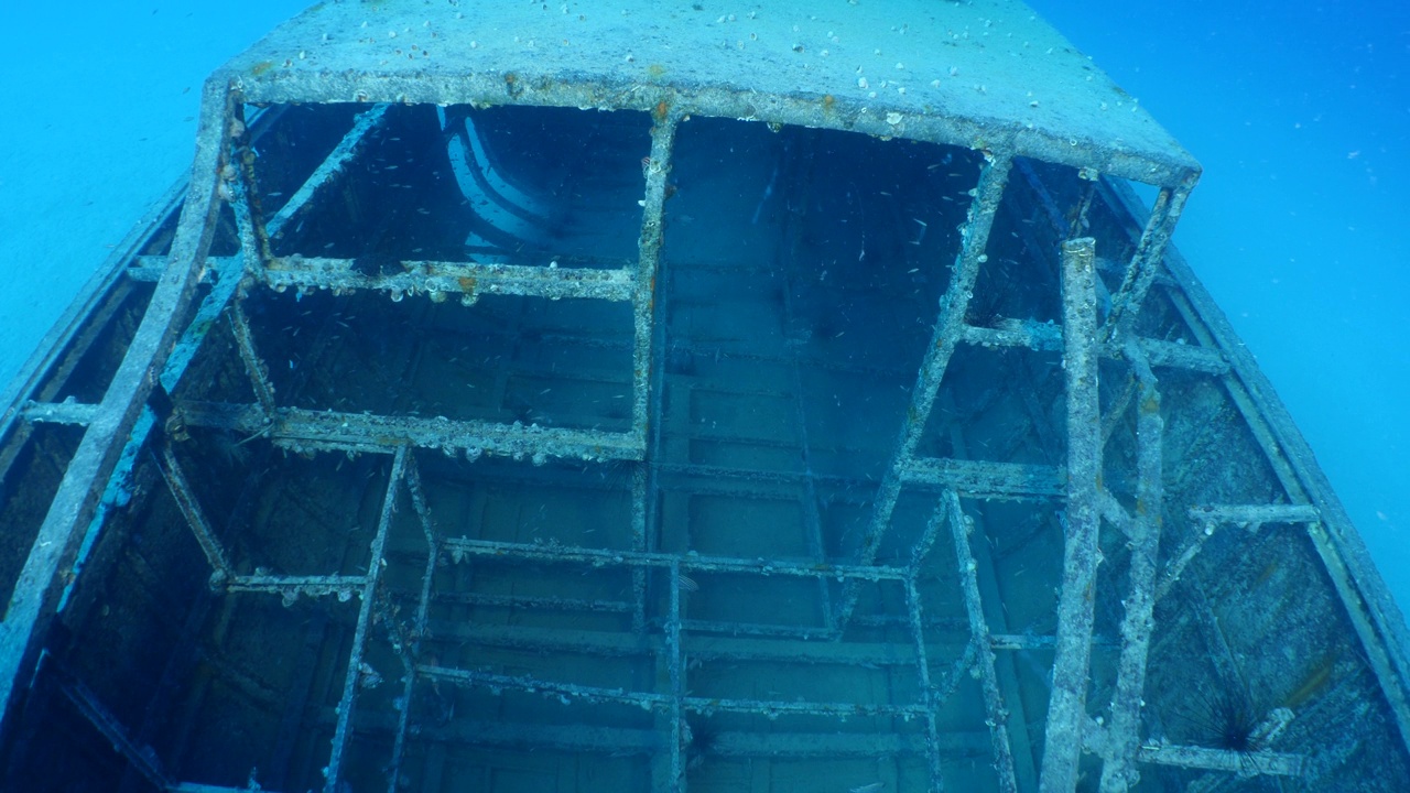 水下沉船风景，沉船金属在海底与鱼学校周围scua潜水员探索视频素材