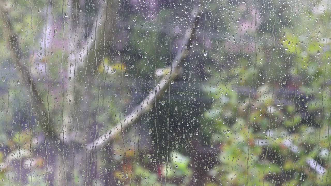 雨点打在窗户上视频素材