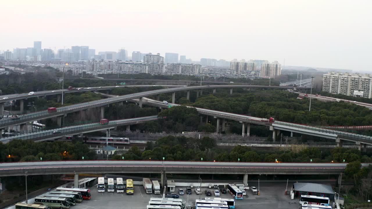 无人机拍摄的上海现代道路系统的镜头视频素材