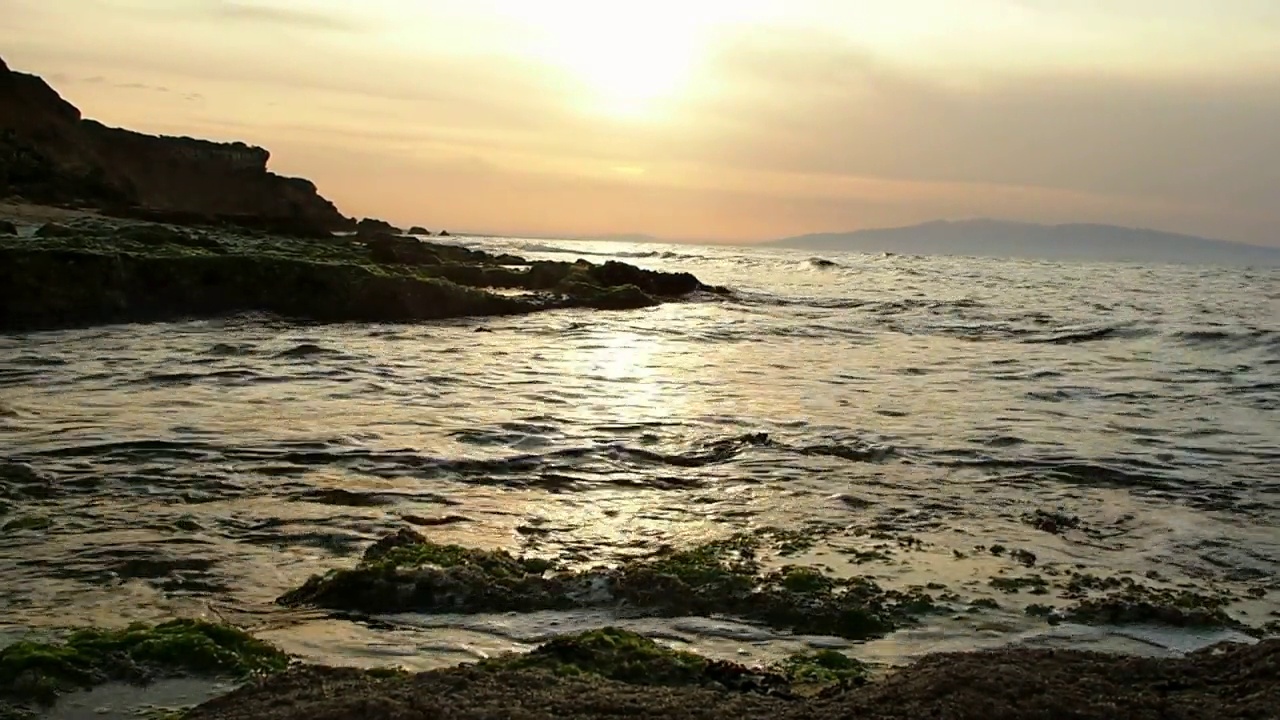 日落时的海浪景象视频素材