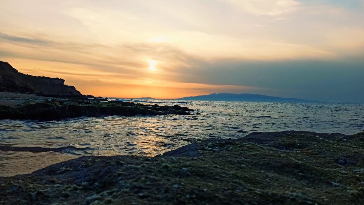 日落时的海浪景象视频素材