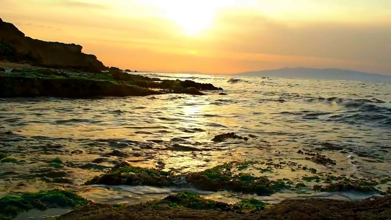 日落时的海浪景象视频素材