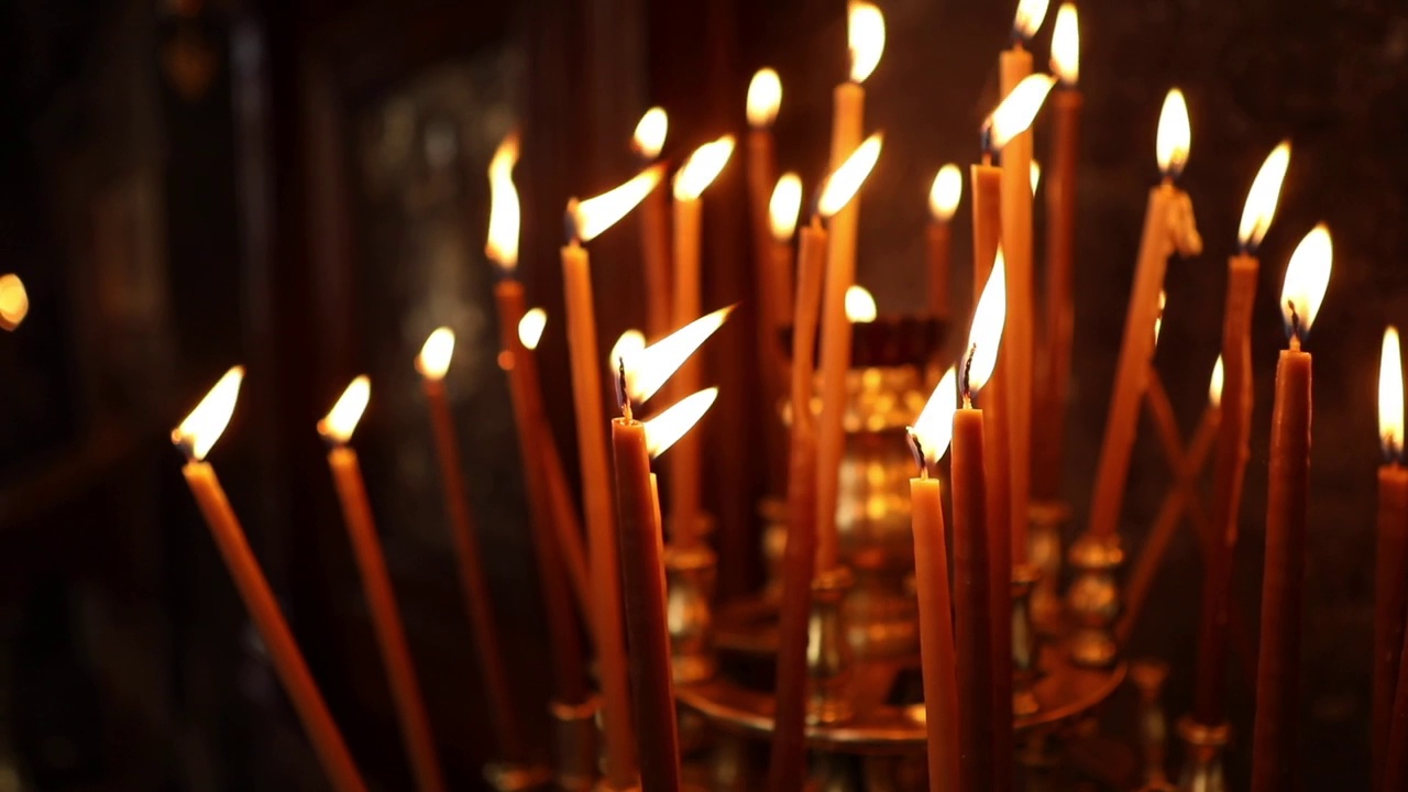 东正教教堂的金色大烛台，上面点着蜡烛视频素材