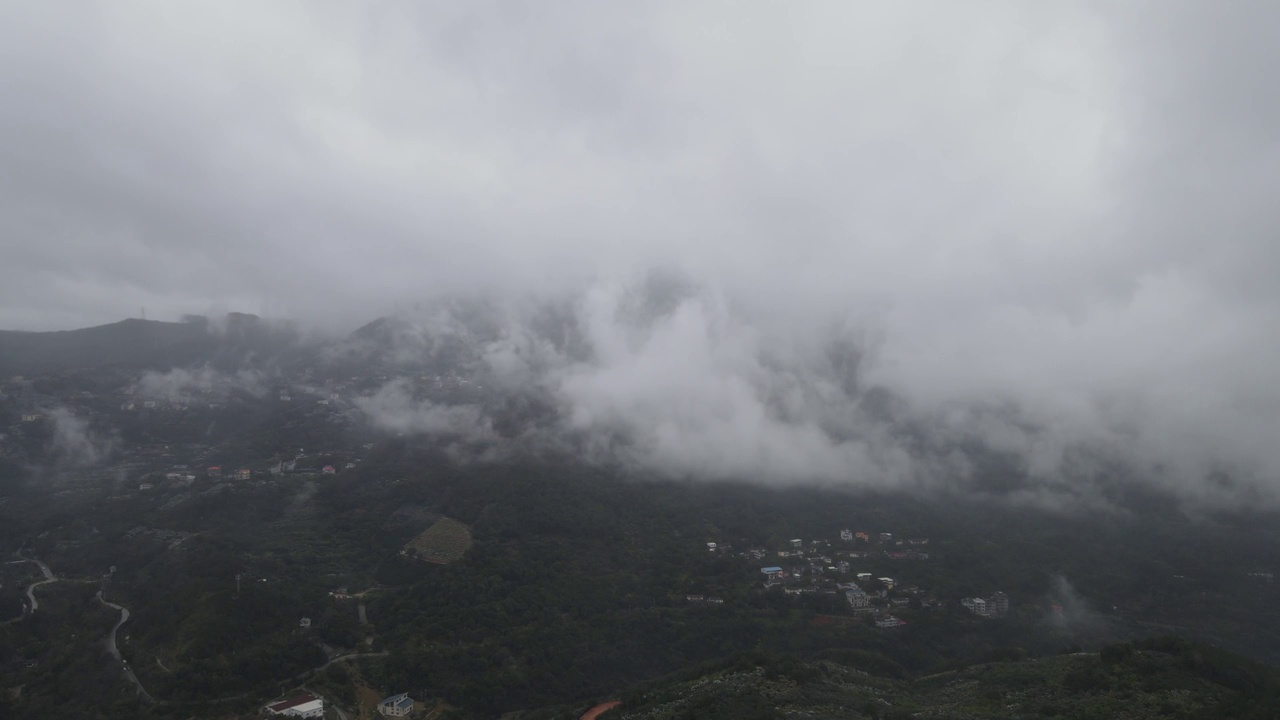 从高空俯瞰一个雾蒙蒙的山村视频素材