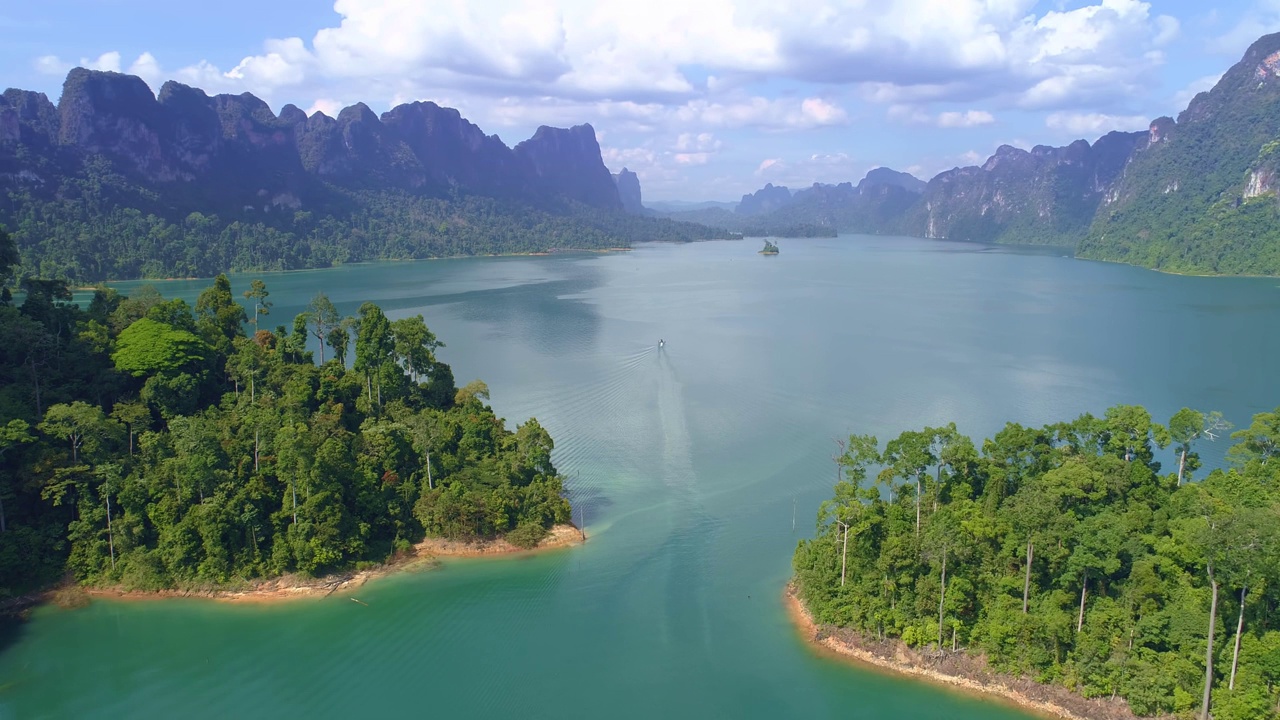 泰国Khao Sok国家公园的湖泊上的风景山在日落或日出的天空中令人惊叹的自然景观视频素材