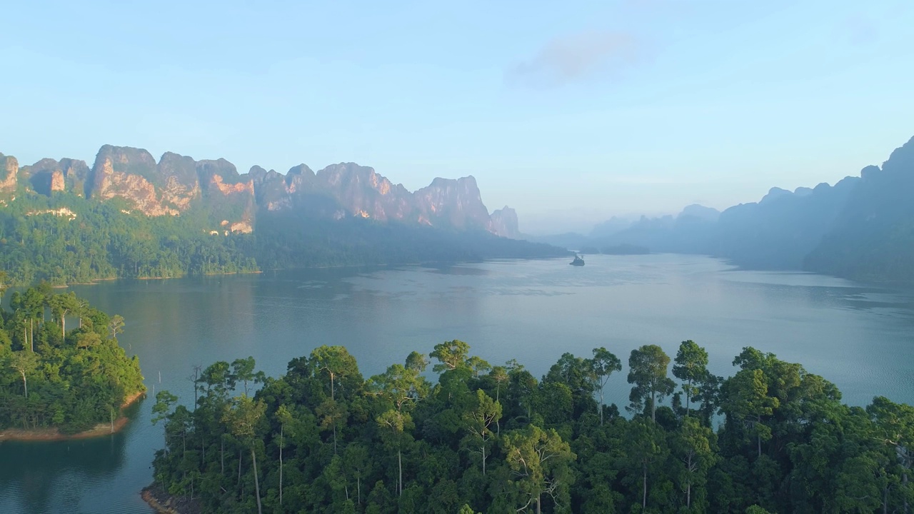 泰国Khao Sok国家公园的湖泊上的风景山在日落或日出的天空中令人惊叹的自然景观视频素材