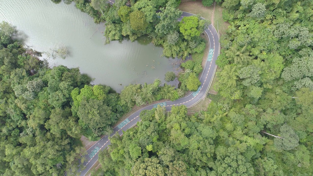 俯视图道路曲线的俯视图。高速公路和高速公路电影无人机拍摄飞越乡村公路与弯曲在山4K高质量的视频视频素材