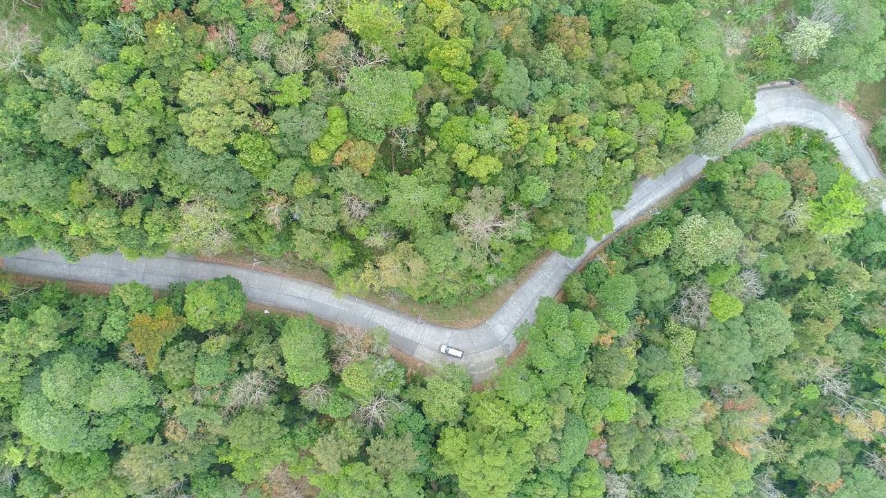 俯视图道路曲线的俯视图。高速公路和高速公路电影无人机拍摄飞越乡村公路与弯曲在山4K高质量的视频视频素材