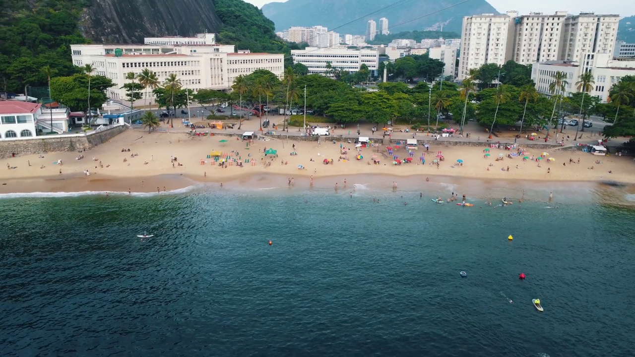 鸟瞰图，在巴西里约热内卢的厄卡附近。Pão de Açucar和厄卡山。晴朗的天气，拂晓时乌云密布。无人驾驶飞机带视频素材