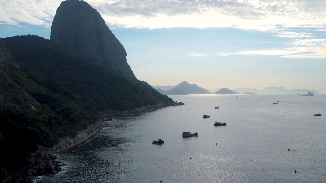 鸟瞰图，在巴西里约热内卢的厄卡附近。Pão de Açucar和厄卡山。晴朗的天气，拂晓时乌云密布。无人驾驶飞机带视频素材