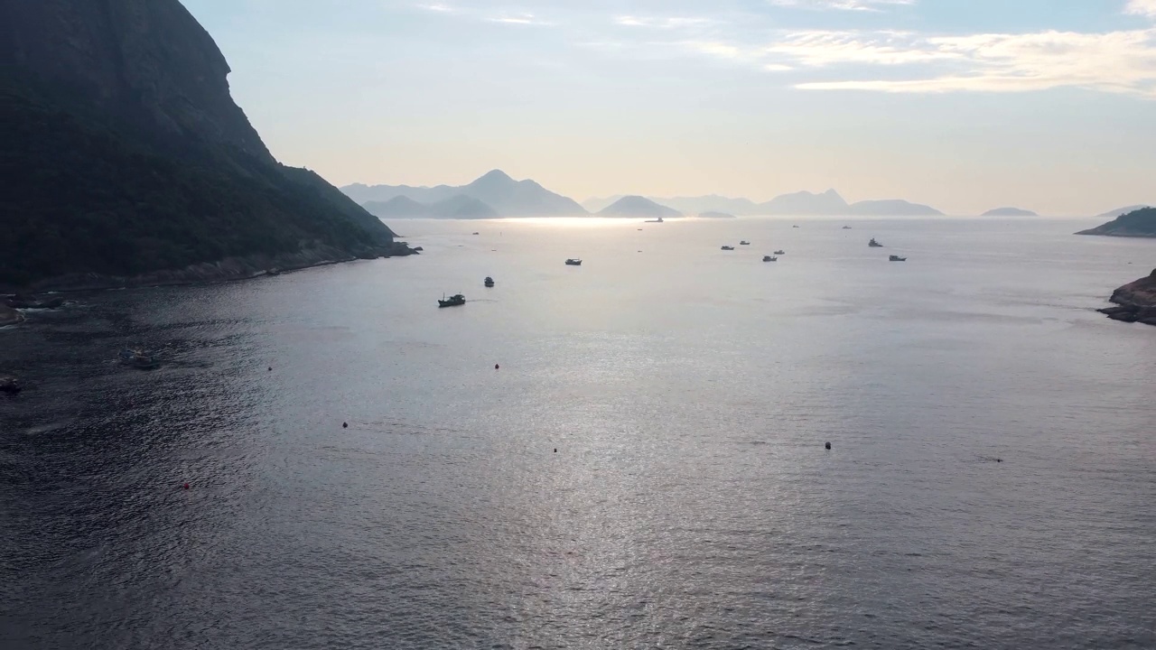 鸟瞰图，在巴西里约热内卢的厄卡附近。Pão de Açucar和厄卡山。晴朗的天气，拂晓时乌云密布。无人驾驶飞机带视频素材