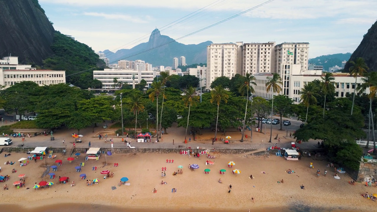 鸟瞰图，在巴西里约热内卢的厄卡附近。Pão de Açucar和厄卡山。晴朗的天气，拂晓时乌云密布。无人驾驶飞机带视频素材